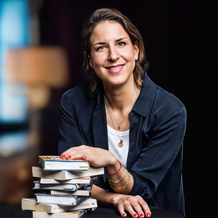 Lächelnde Frau legt eine Hand auf einen Bücherstapel