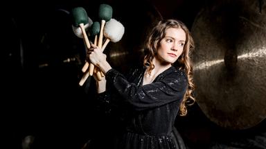 Portrait Adélaïde Ferrière mit Schlegel in der Hand