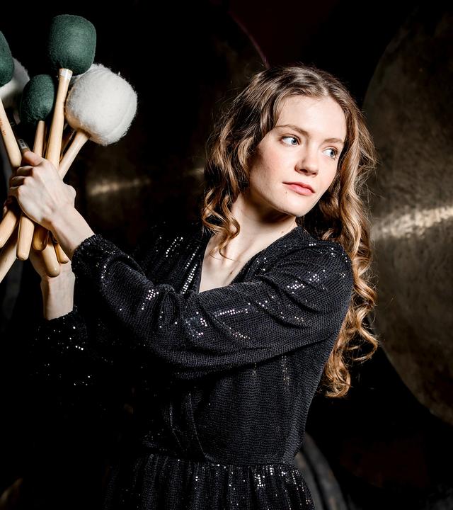 Portrait Adélaïde Ferrière mit Schlegel in der Hand