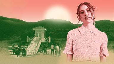 Sängerin Lea im Porträt. Im Hintergrund ist eine Strandhütte mit Menschen drumherum zu sehen.