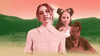 Die Sängerin Lea mit den beiden karibischen Künstlern, ein Mann und eine Frau, im Porträt.