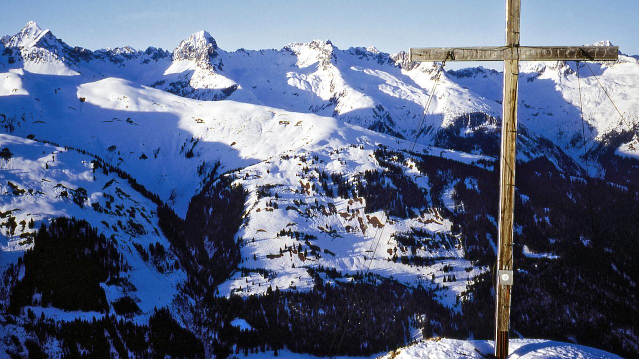 Ein Gipfelkreuz in der Alpenregion Lechtal