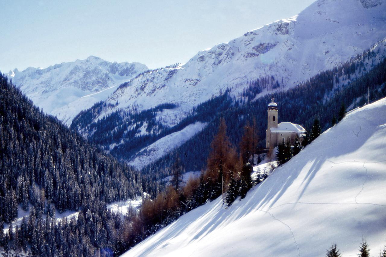 Die Kirche des Ortes Kaisers in Schneelandschaft