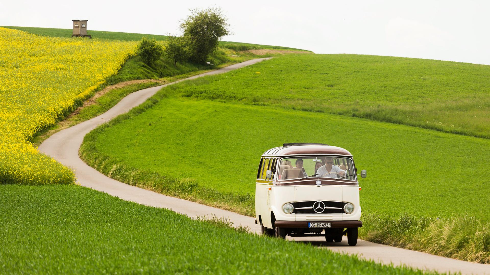 Ein alter VW Bus auf einer einsamen Landstraße