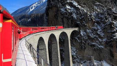 Der Glacier-Express fährt über ein Landwasserviadukt