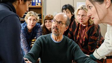 Richard Glossat (Christoph Maria Herbst, M.) im Kreise seiner neuen Kolleginnen Dilek Günes (Banafshe Hourmazdi, l.), Anke Glossat (Brigitte Zeh, 2. v. l.), Marie Breuning (Mara Luka, 3. v. l.), Tanja Erb (Thanh Ho, 3. v. r.), Beate Klimm (Ramona Kunze-Libnow, 2. v. r.) und Ulrike Hirsch (Anne-Kathrin Gummich, r.).