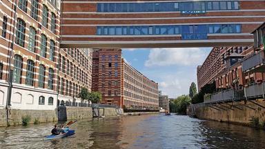 Ein Kanu auf einem Fluss.