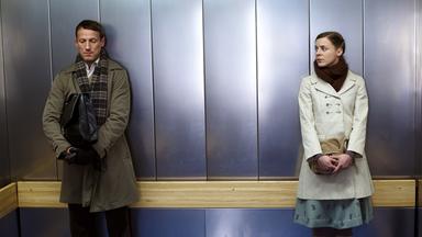 "Leo und Marie - Eine Weihnachtsliebe" - Leo Schreiber (Wotan Wilke Möhring, l.) und Marie Johanson (Bernadette Heerwagen, r.) bleiben im Fahrstuhl stecken.