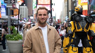 Leon Windscheid steht auf dem Times Square in New York.