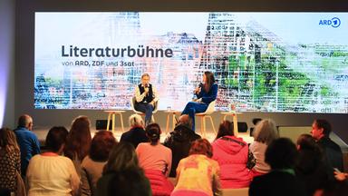 Zwei Frauen sitzen sich auf der Lesebühne von ARD, ZDF und 3sat gegenüber.