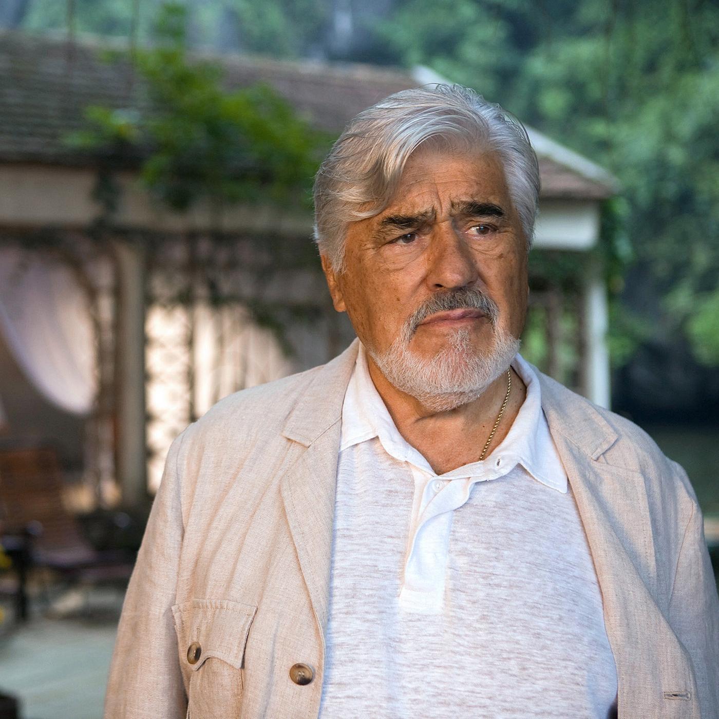 mann vor einer hütte