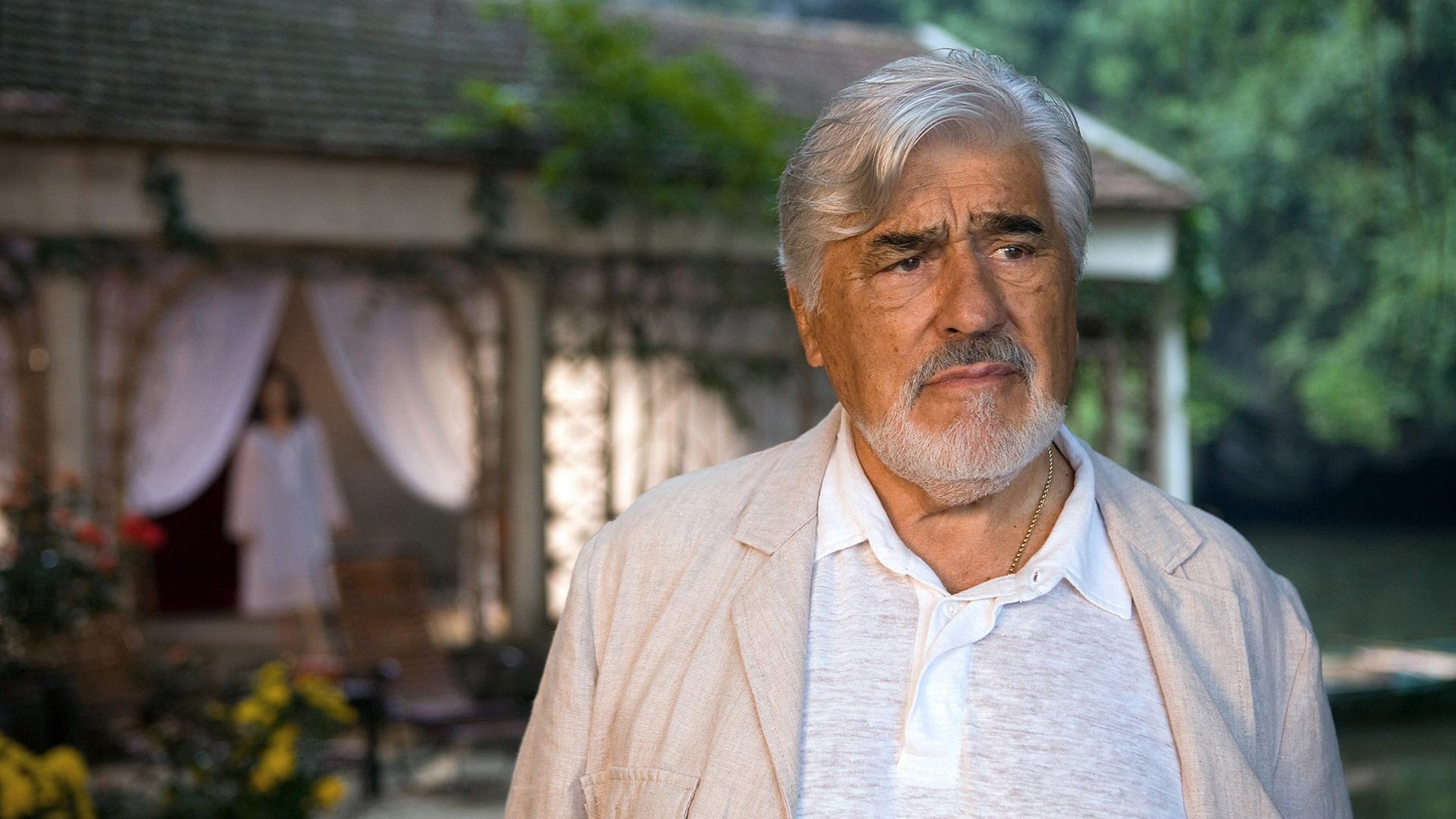 mann vor einer hütte