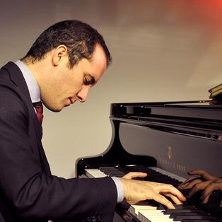 Standbild: Levit spielt Brahms