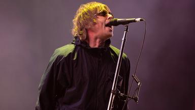 Ex-Oasis-Sänger Liam Gallagher singt auf der Bühne.