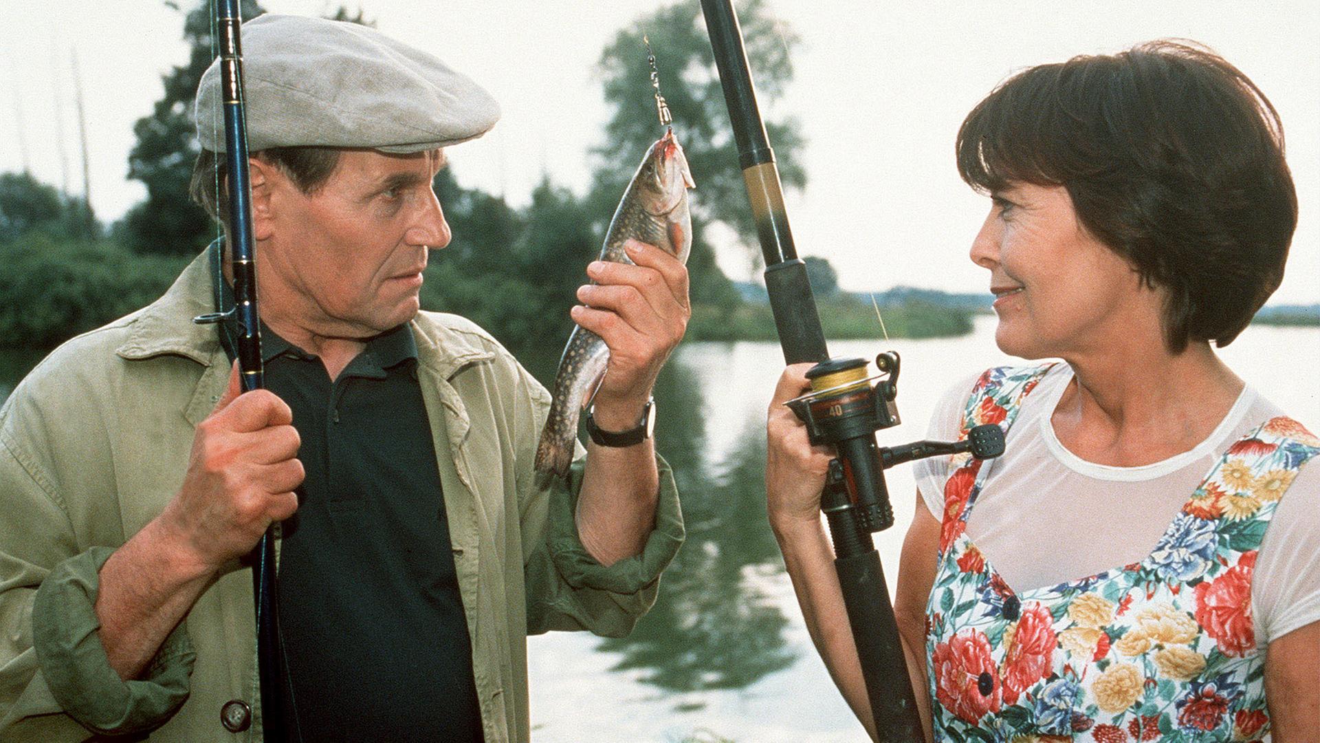 Paula (Thekla Carola Wied) freundet sich mit dem netten Sparkassen-Filialleiter Walter Steiner (Jürgen Schornagel) an.