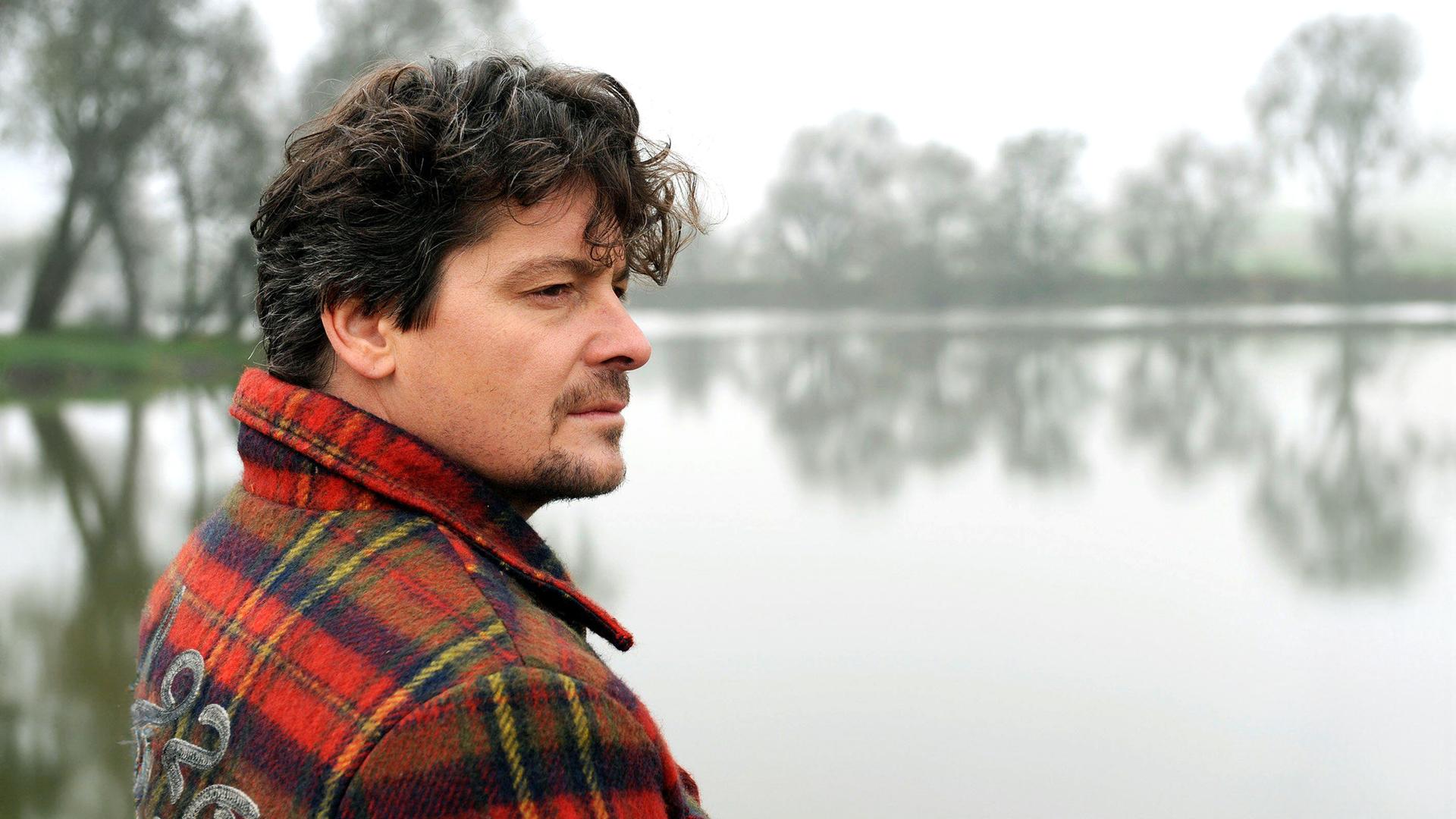 Ein Mann an einem See.