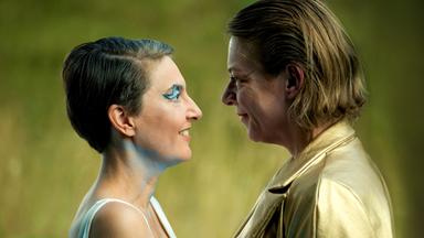 Zwei Frauen stehen sich gegenüber