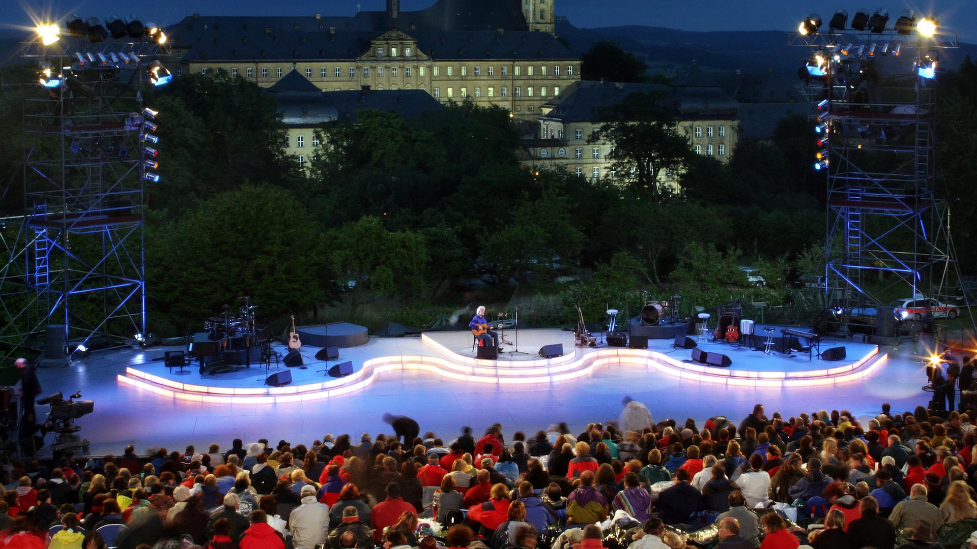 Blick auf die Bühne.