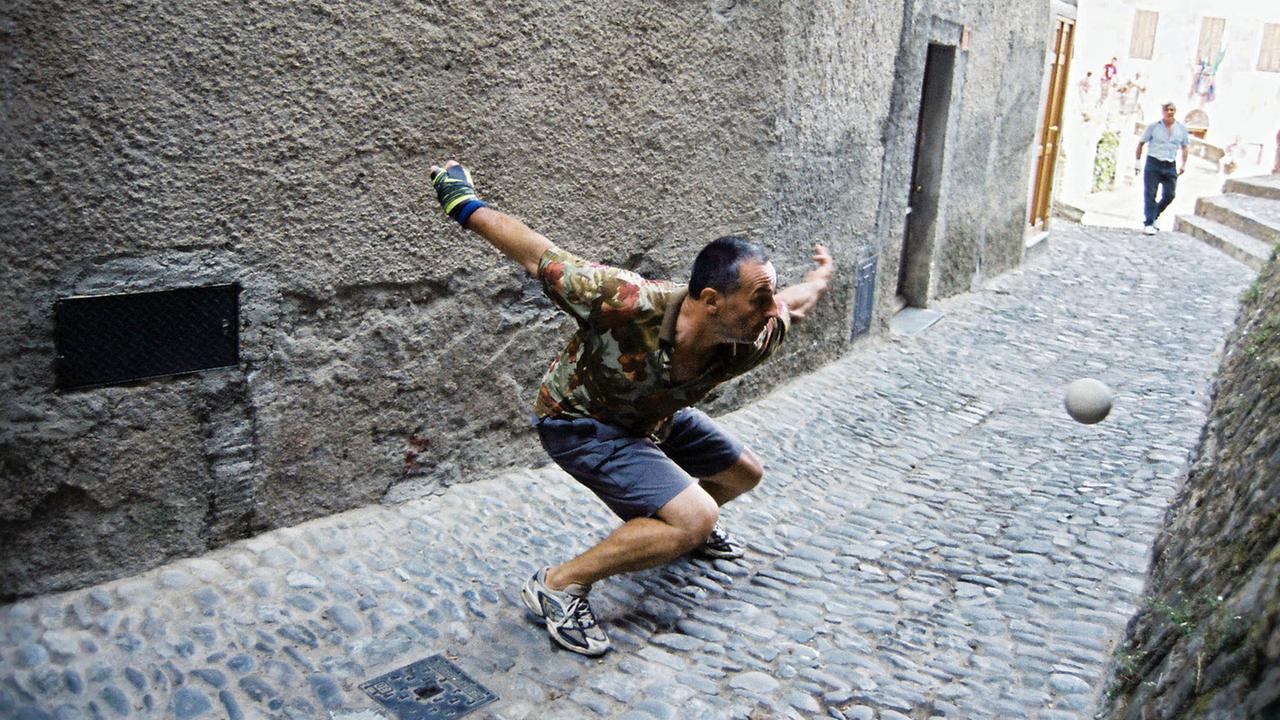 ein mann spielt mit einem ball