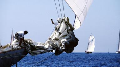 segelschiffe segeln über ein meer