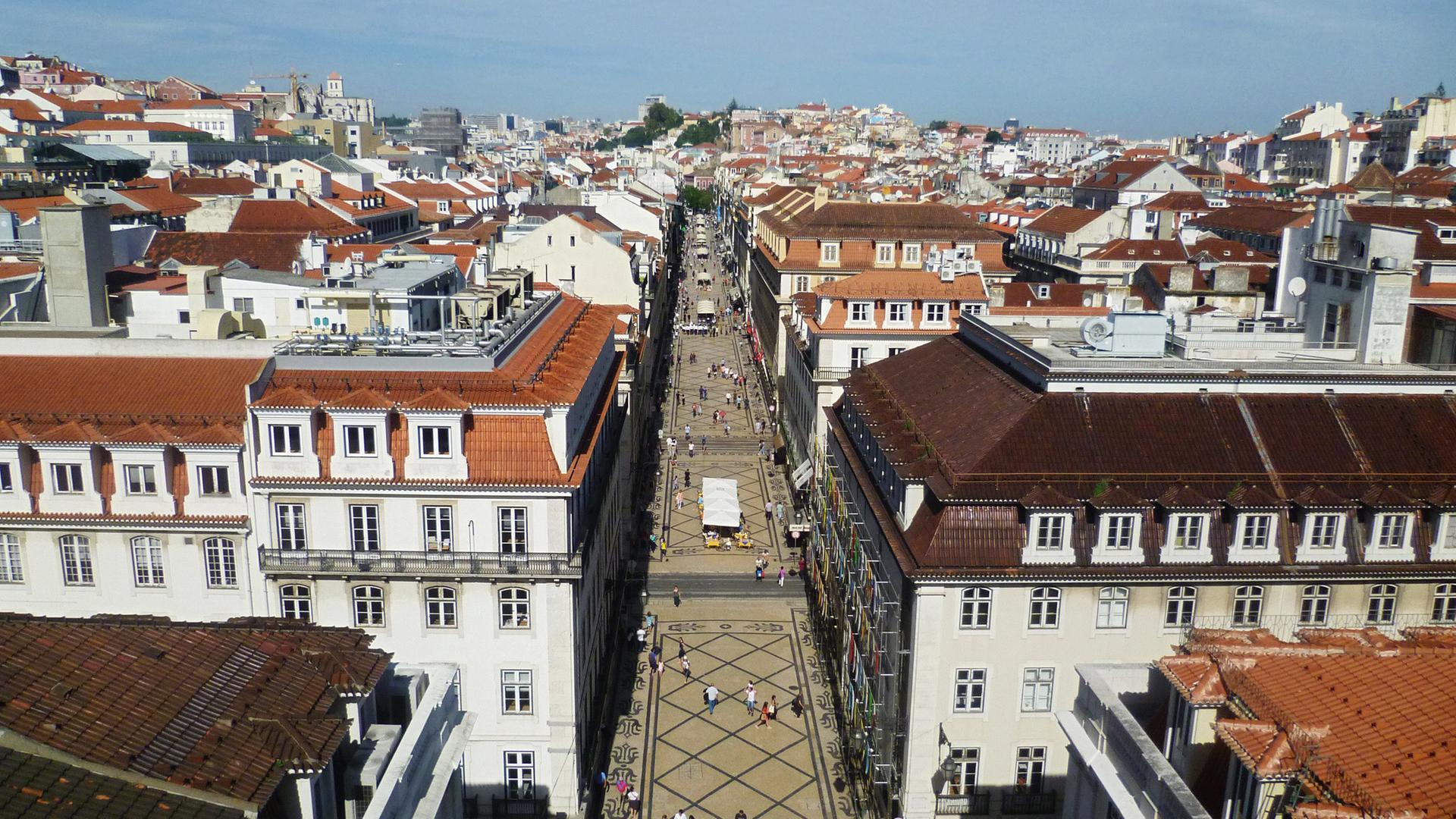 Luftaufnahme: Blick auf eine Promenade, die durch eine prachtvolle Häuserreihe führt. 