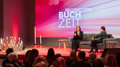 V.l.n.r.: Irina Scherbakowa u. Thea Dorn auf der Literaturbühne während der Lieraturgala zur Frankfurter Buchmesse 2025