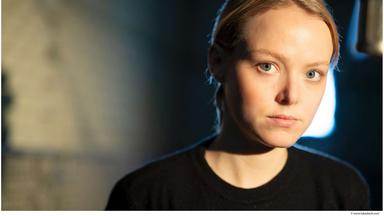 Nahaufnahme der Schauspielerin Marie-Luise Stockinger in einem Tonstudio.