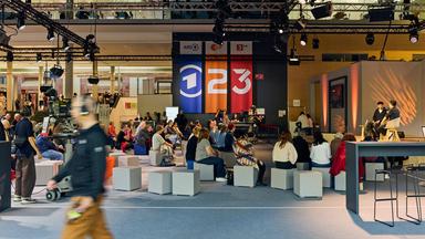 Der Schriftsteller Don Pablo Mulema und Moderator Jo Schück auf der Literaturbühne von ARD, ZDF und 3sat auf der Frankfurter Buchmesse