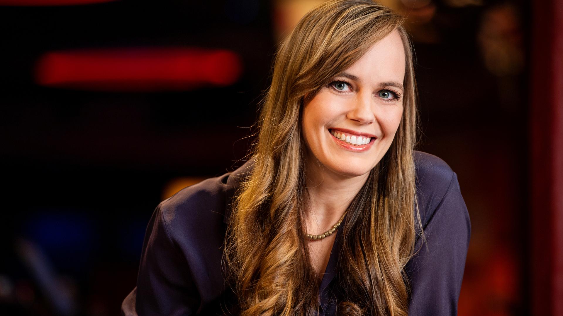 Portrait der Moderatorin Nicola Steiner