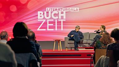 Musiker und Schriftsteller Sven Regener im Gespräch mit Thea Dorn auf der Bühne der Litertarurgala 2026 auf der Frankfurter Buchmesse