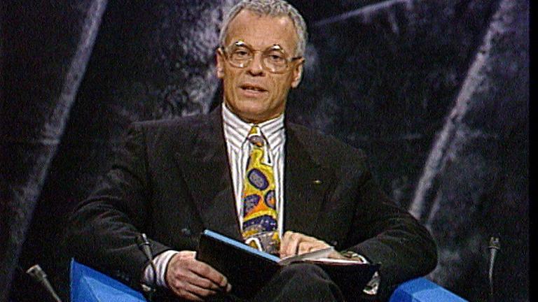 Mann mit Brille im Sessel