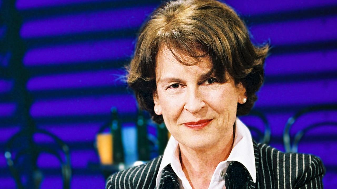 Frau im Studio sitzend in Nahaufnahme