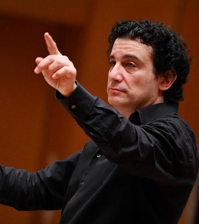 Alain Altinoglu, designierter Chefdirigent des hr-Sinfonieorchesters, mit Dirigentenstab in der rechten Hand und erhobenem linken Zeigefinger.