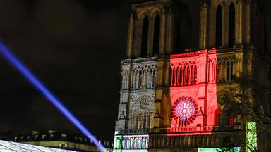 Notre-Dame blau weiss rot vor dunklem Himmel angestrahlt