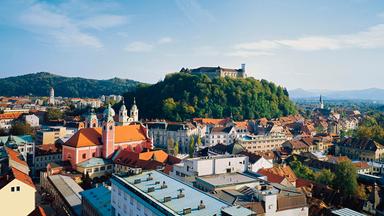 Blick auf Ljubljana; im Hintergrund die Burg.