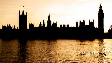 Silhouette Westminster Palace hinter der Themse bei Sonnenuntergang