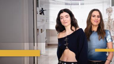 Die neuseeländische Pop-Ikone Lorde links neben aspekte-Moderatorin Salwa Houmsi