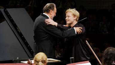 Zwei Männer in schwarzer Kleidung 