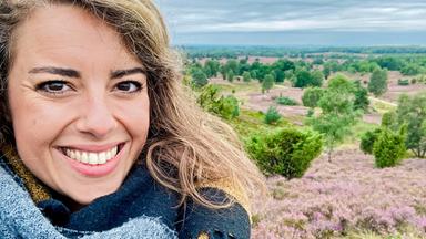 Da will ich hin! Moderatorin Simin Sadeghi auf dem Wilseder Berg in der Lüneburger Heide.