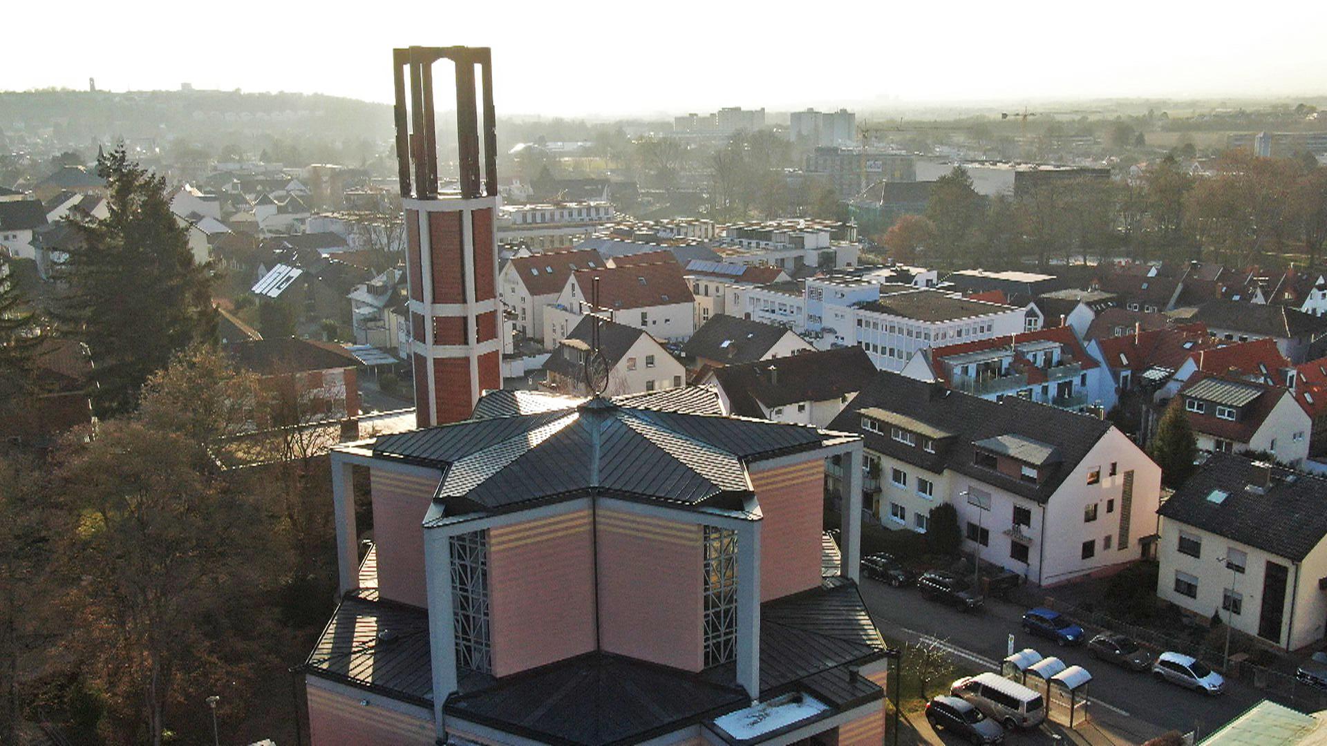 Blick auf eine Kirche von schräg oben