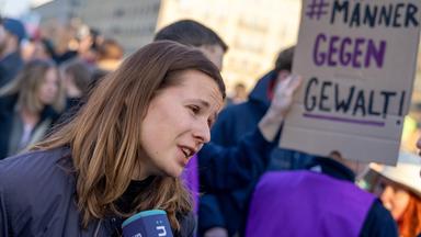 Frau steht in Menschenmenge