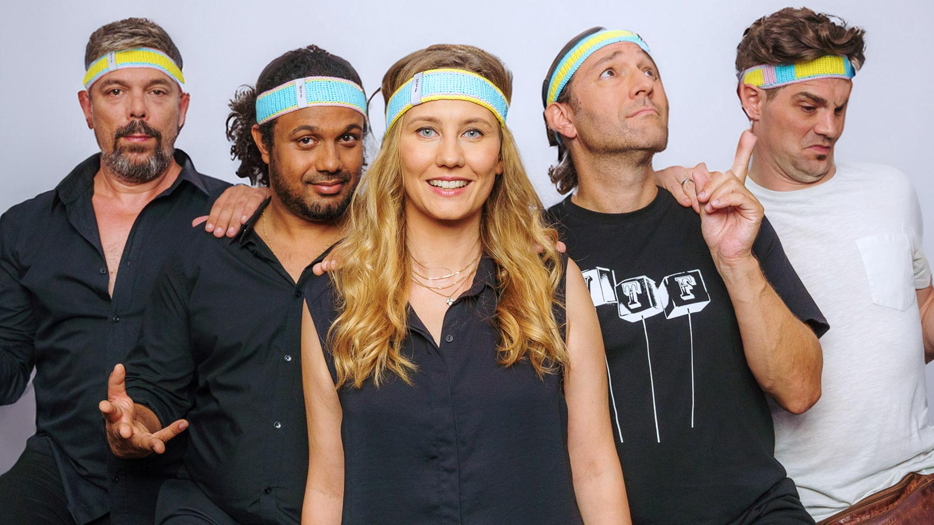 Das Ensemble Luksan Wunder steht vor einem weißen Hintergrund.