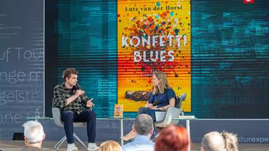 Lutz van der Horst mit seinem Buch "Konfetti-Blues" auf der Literaturbühne von ARD, ZDF und 3sat in der Glashalle 