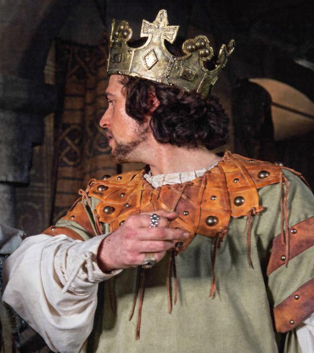 Macbeth (Jon Finch) trägt die Königskrone und wendet sich halb über die Schulter schauend an die beiden Mordgesellen (Michael Balfour, Andrew McCulloch), die neben ihm stehen.