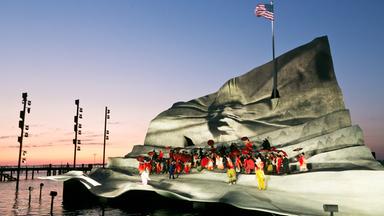 Ein wie immer imposantes Bühnenbild auf der Seebühne in Bregenz.