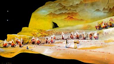 Die Schrägen der Bühne verlangen von den Künstlern viel!