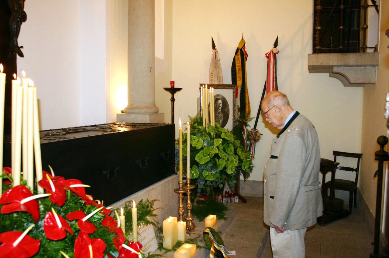 Dr. Otto Habsburg vor dem Sarg von Kaiser Karl I.