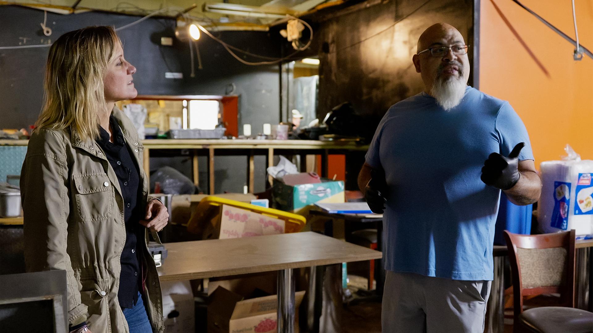 Barbara Lüthi (r.) mit Roberto Diaz im Gespräch an der Theke im Restaurant