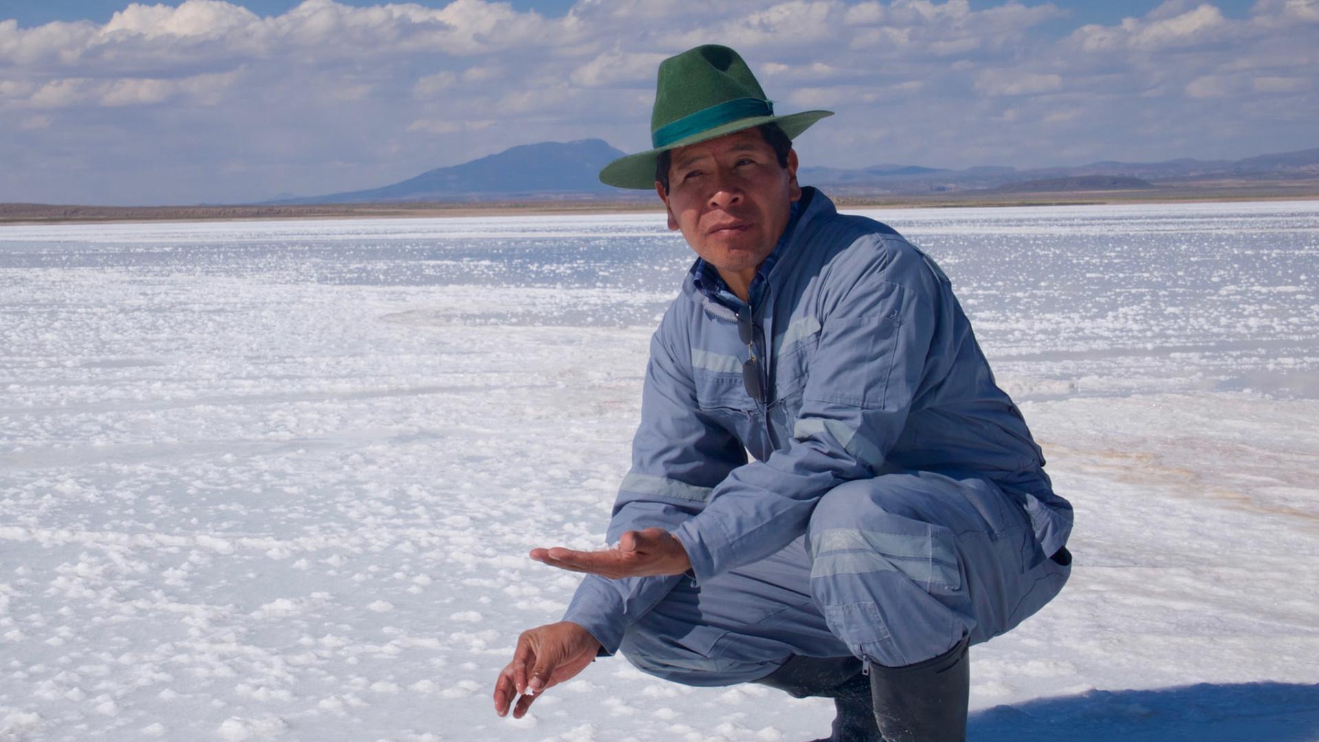"Magische Anden - Bolivien": Amado Bautista gewinnt Speisesalz im "Salar de Uyuni" - der größten Salzpfanne der Erde.