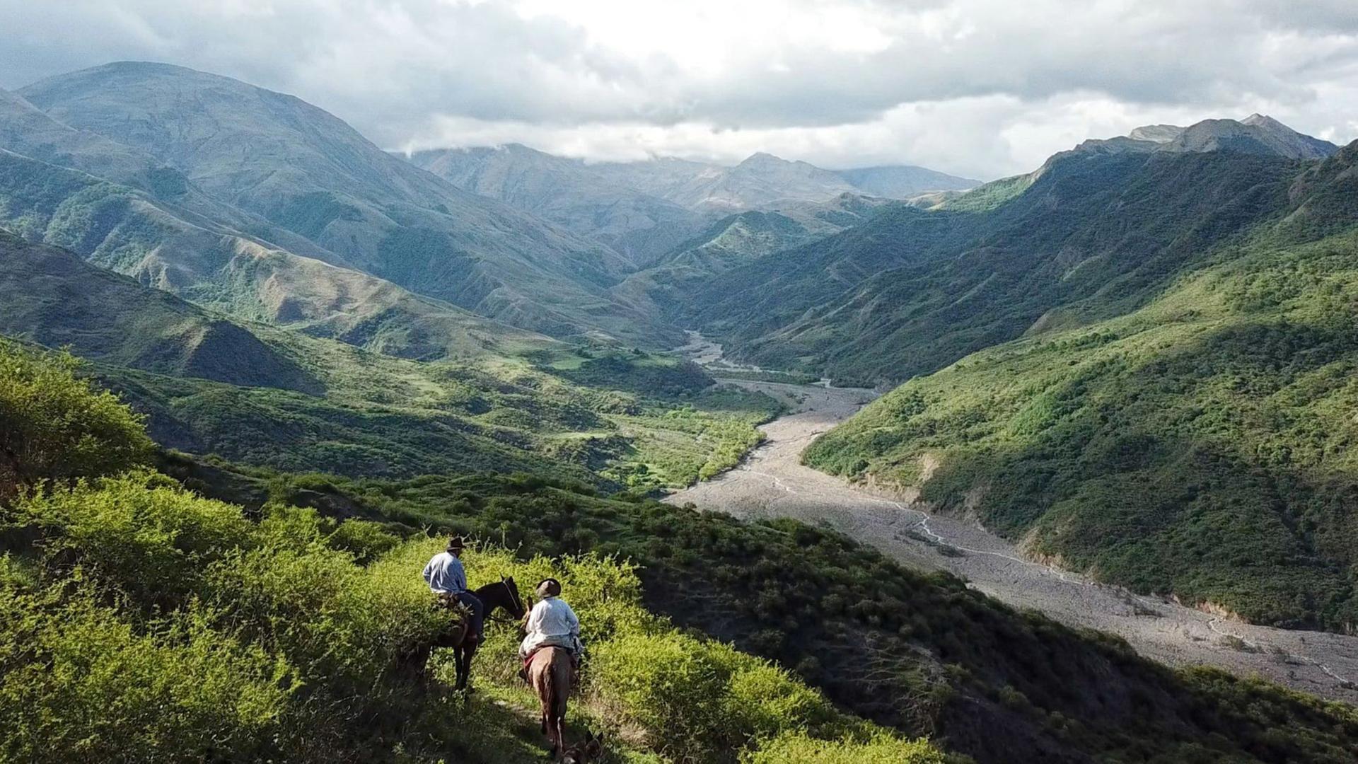 "Magische Anden - Argentinien und Chile - Der Norden": Zwei Gauchos in dem Andental „Puerta del cielo“ – das Tor zum Himmel, nahe Salta in Argentinien.